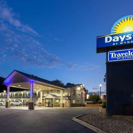 Days Inn By Wyndham Чарлс Таун Екстериор снимка