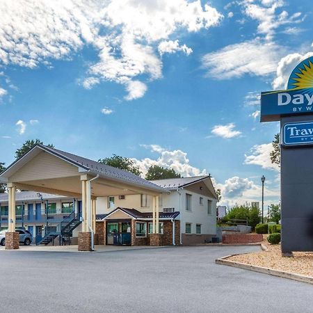 Days Inn By Wyndham Чарлс Таун Екстериор снимка