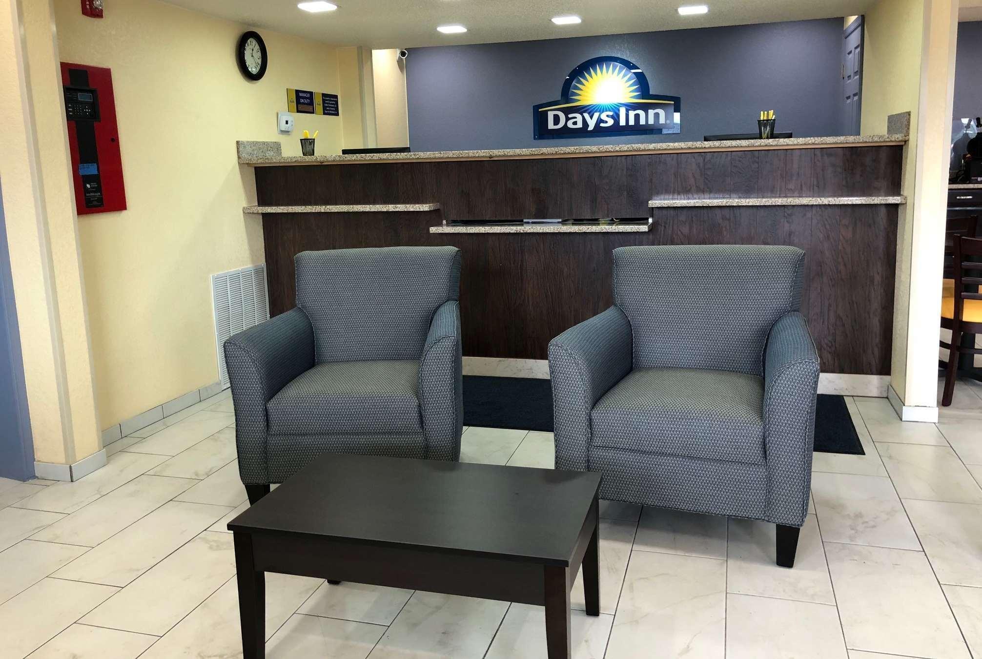 Days Inn By Wyndham Чарлс Таун Екстериор снимка