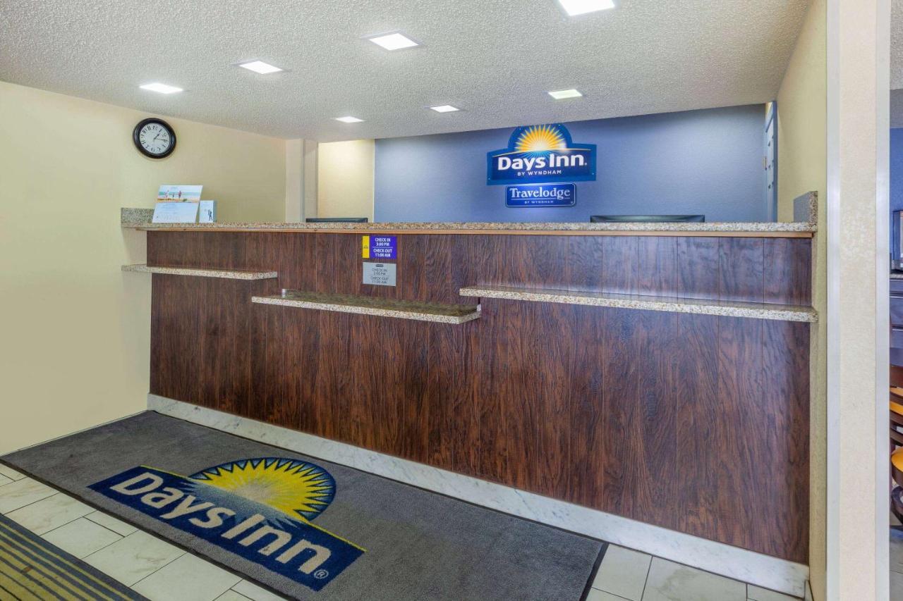 Days Inn By Wyndham Чарлс Таун Екстериор снимка