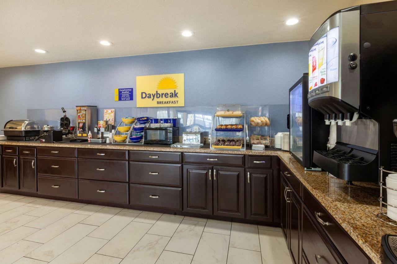 Days Inn By Wyndham Чарлс Таун Екстериор снимка