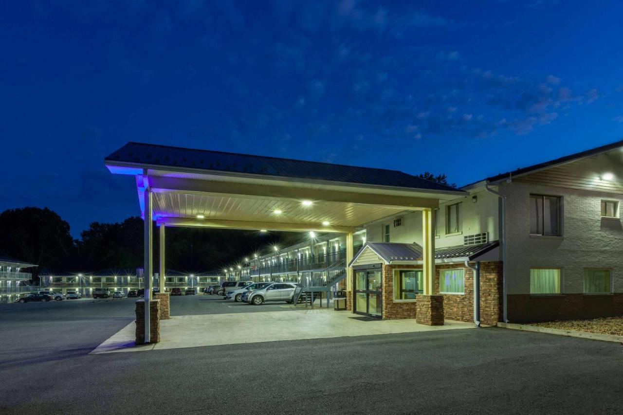 Days Inn By Wyndham Чарлс Таун Екстериор снимка