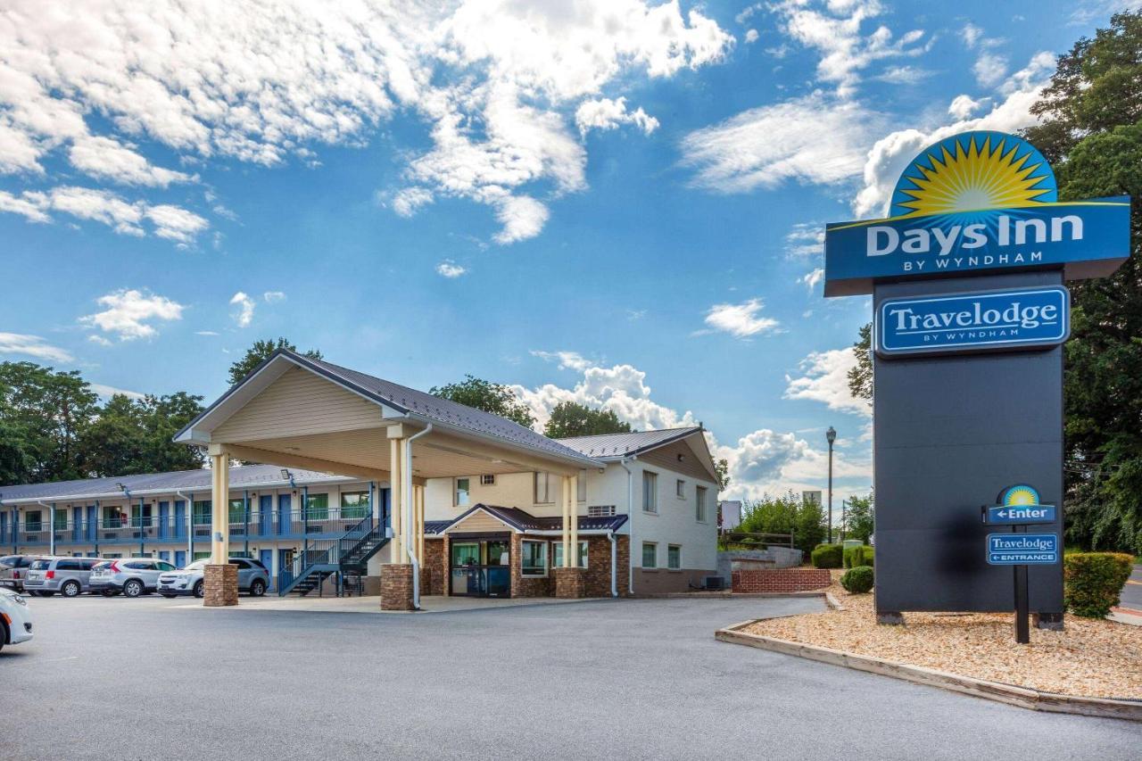 Days Inn By Wyndham Чарлс Таун Екстериор снимка
