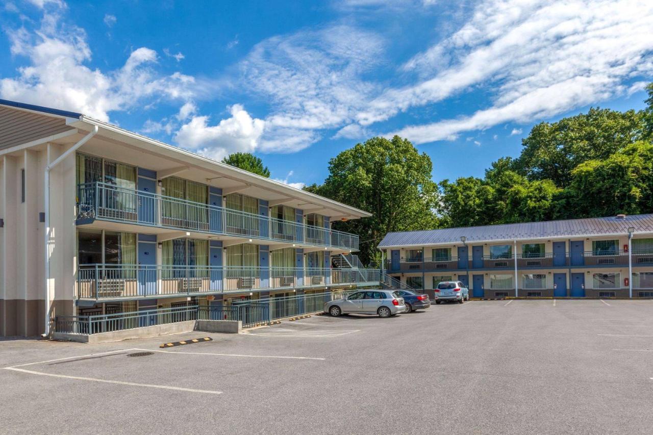 Days Inn By Wyndham Чарлс Таун Екстериор снимка