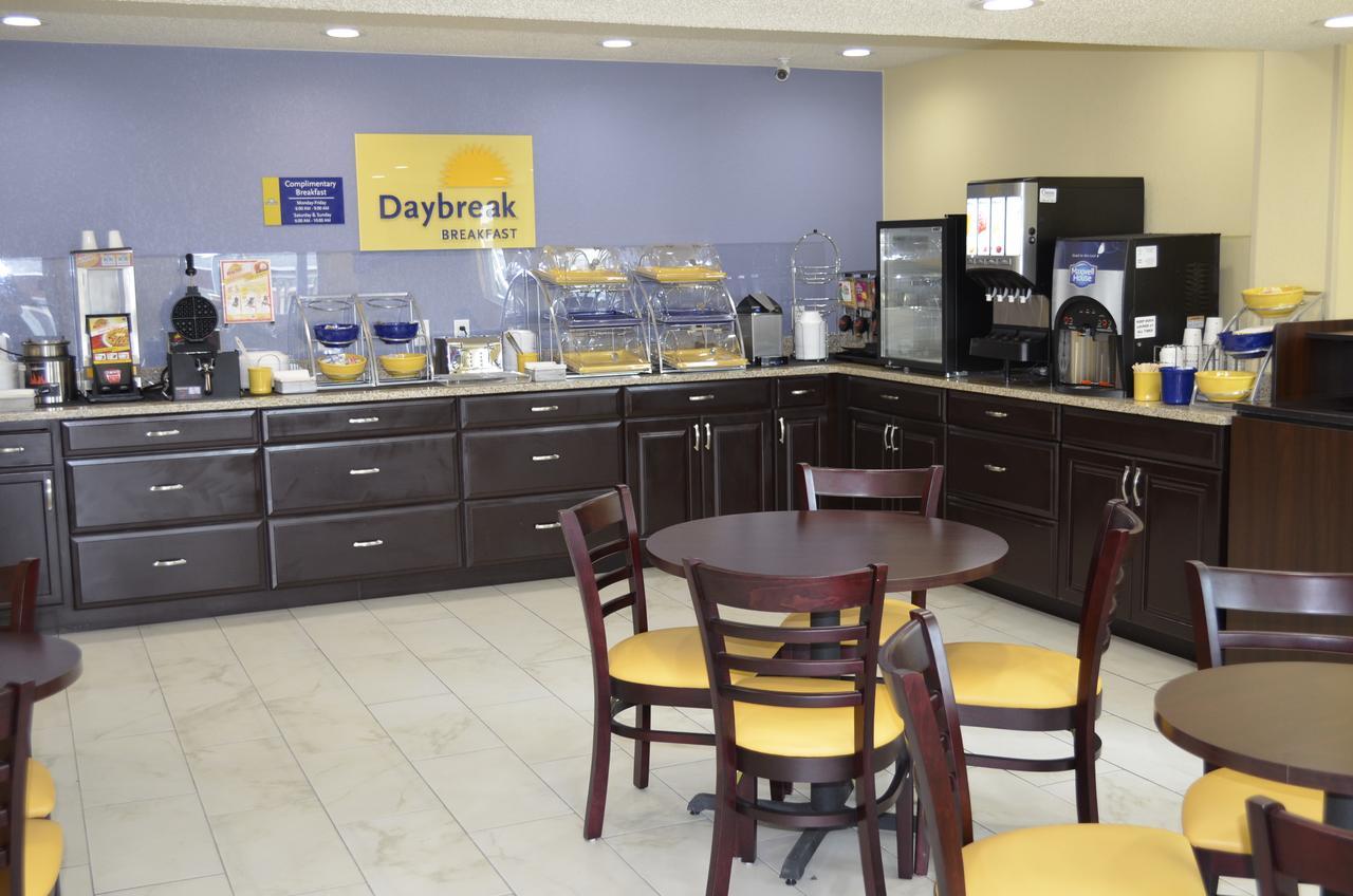 Days Inn By Wyndham Чарлс Таун Екстериор снимка