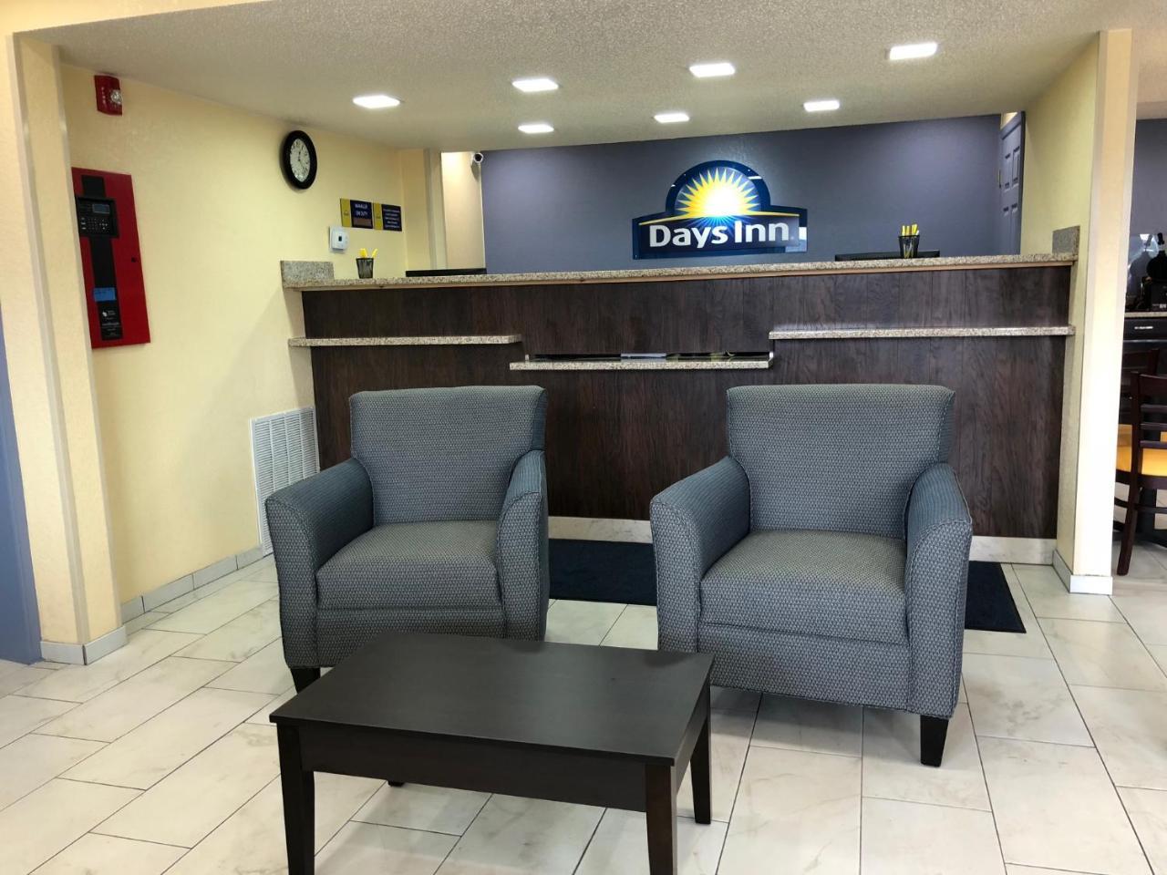 Days Inn By Wyndham Чарлс Таун Екстериор снимка
